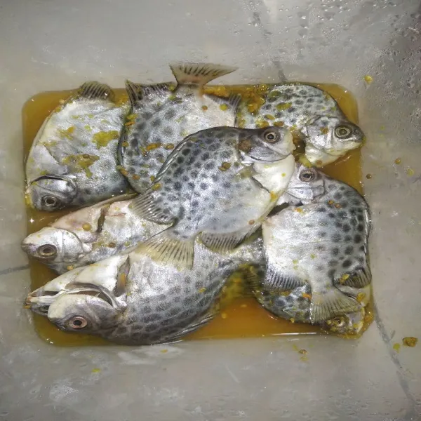 Tuang bumbu ke dalam ikan, lalu mari nasi selama 10 menit.