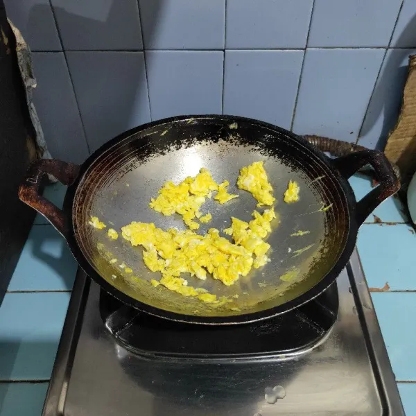 Panaskan minyak dalam wajan. Masukkan telur, aduk orak-arik. Angkat dan sisihkan.