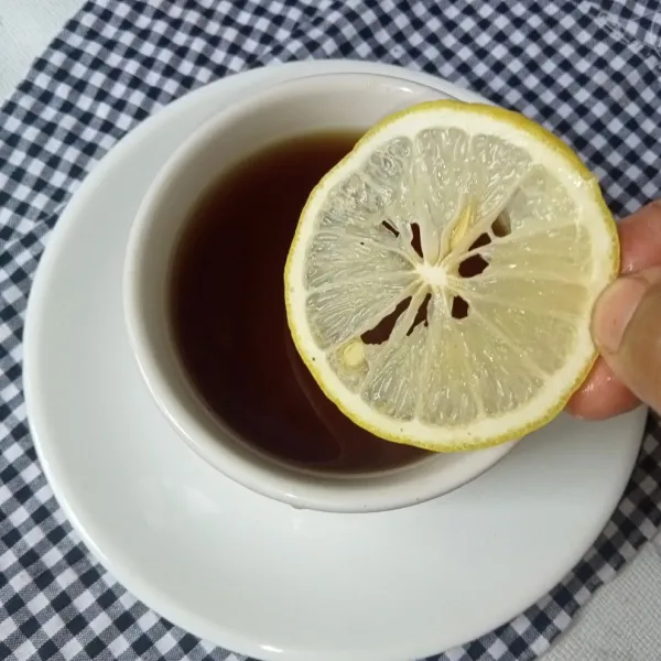Tambahkan irisan lemon dan siap disajikan.