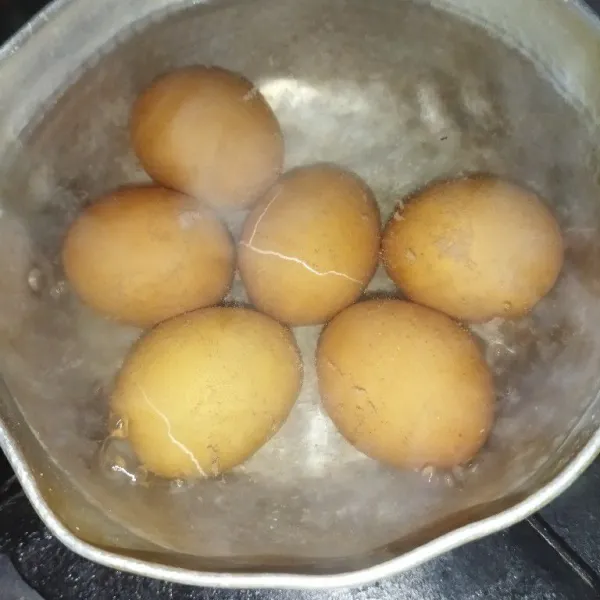 Rebus telur ayam dengan air secukupnya selama 15 menit, angkat, rendam dengan air biasa, lalu kupas.