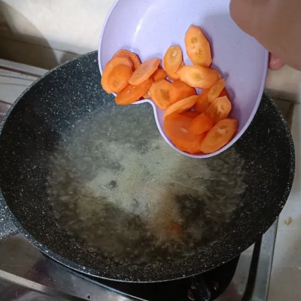 Masukkan wortel, masak selama 2 menit.