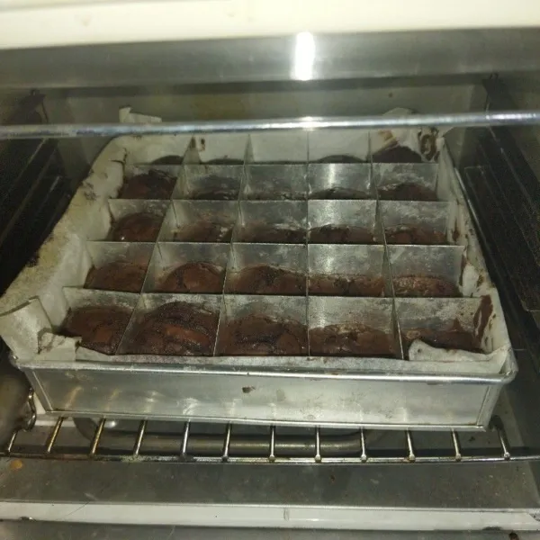Kemudian masukkan brownies ke dalam oven yang sudah panas, panggang dengan suhu 180°C selama 20 menit.
