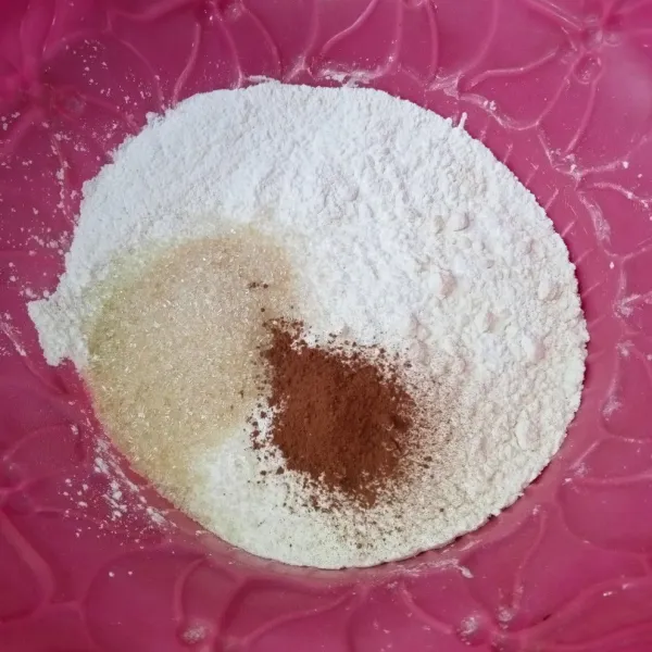 Campur tepung terigu, tepung beras, cokelat bubuk, gula pasir dan garam.