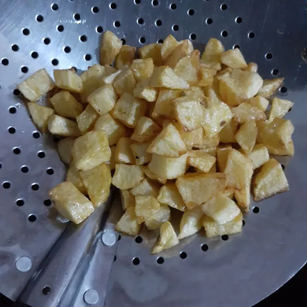 Goreng kentang hingga matang dan kering, sisihkan.