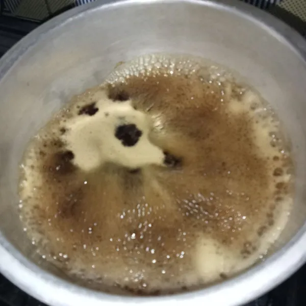 Tuang sisa air panas dan rebus sampai mendidih dan berbusa.
