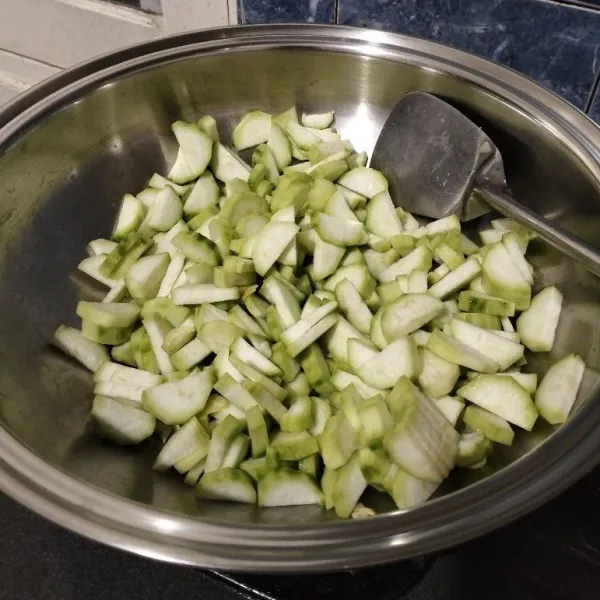Kemudian masukkan oyong. Aduk beberapa saat. Lalu tuang sedikit air, secukupnya saja, karena sayur oyong ini nanti akan mengeluarkan air juga.