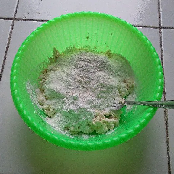 Tambahkan tepung beras, tepung terigu, dan tepung maizena.