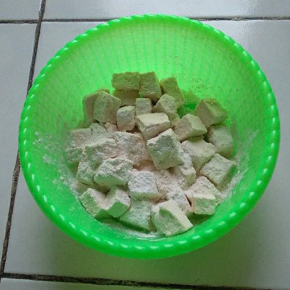 Aduk/kocok pelan hingga semua tepung menempel ke tahu.