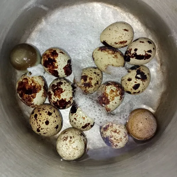 Rebus telur puyuh hingga matang lalu retakkan telur perlahan sedikit ditekan.