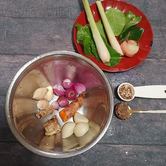 Siapkan bumbu lalu masukan ke dalam blender bawang putih, bawang merah, kemiri, kunyit, jahe, ketumbar dan jinten. Tambahkan air dan blender hingga halus.