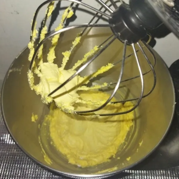 Campurkan mentega, gula dalam wadah mixer lalu mixer dengan kecepatan sedang hingga berwarna pucat dan mengembang.