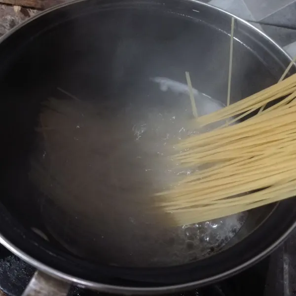 Rebus spaghetti sampai aldente, tiriskan.