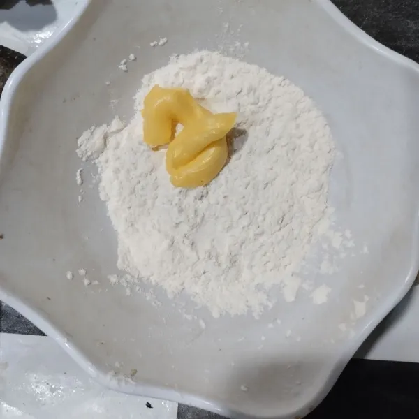 Campurkan tepung terigu, garam dan margarin. Tuang air, aduk rata.