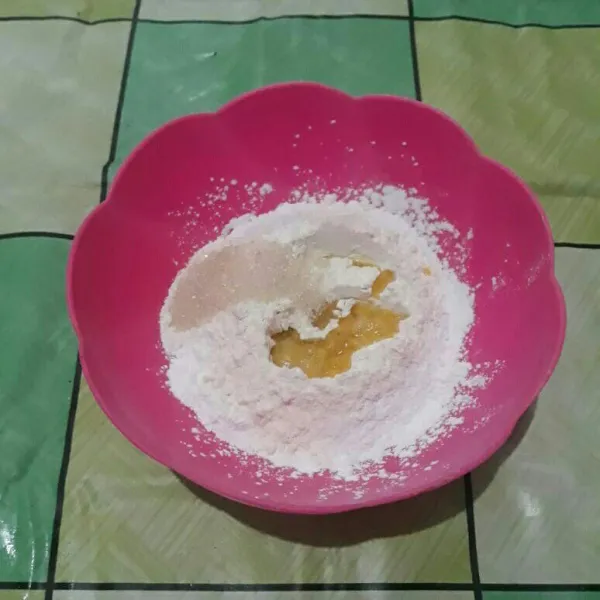 Campur tepung ketan, tepung terigu, baking powder, gula pasir dan margarin ke dalam wadah.