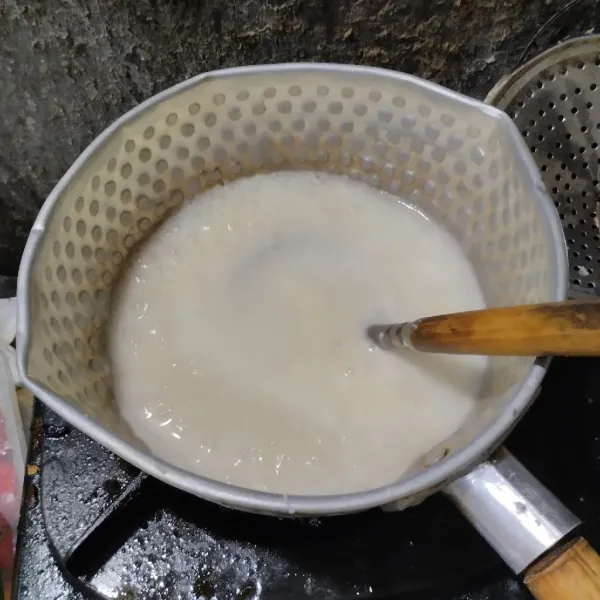 Tuang larutan tepung maizena, aduk hingga mengental. Matikan api.