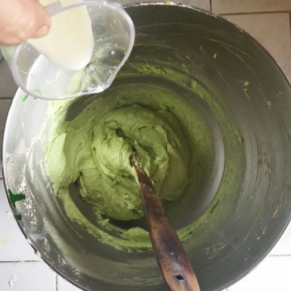 Tuangkan campuran tepung + baking powder dan susu ke dalam adonan secara bergantian hingga habis sambil lalu di mixer dengan kecepatan rendah.