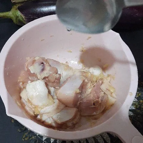 Tambahkan cuka makan, aduk rata.