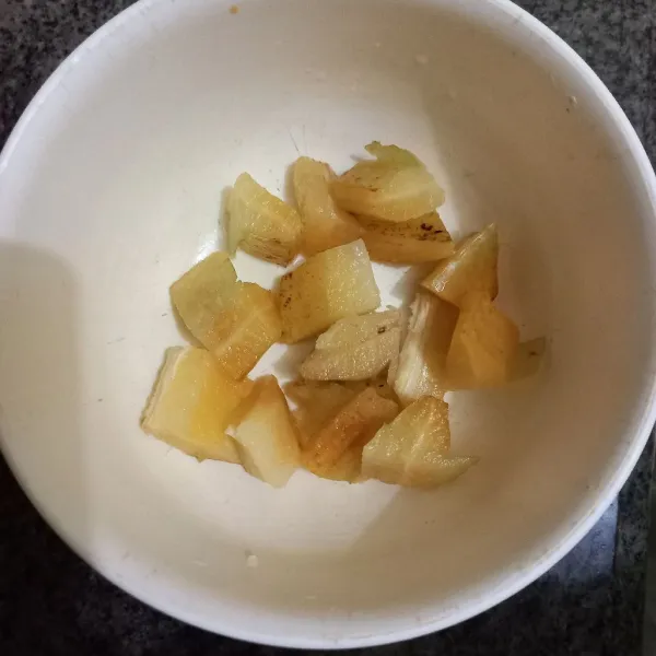 Siapkan potongan buah belimbing.