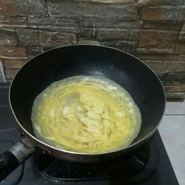 Panaskan minyak lalu buat telur dadar. Angkat dan sisihkan.