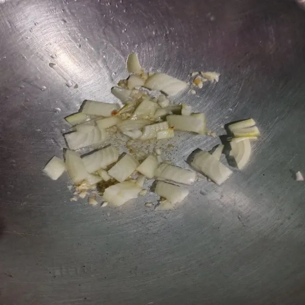 Panaskan minyak, tumis bawang bombay cincang hingga harum, masukkan baceman bawang.