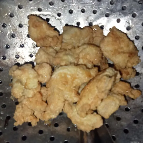 Angkat dan tiriskan, chicken karaage siap disajikan.