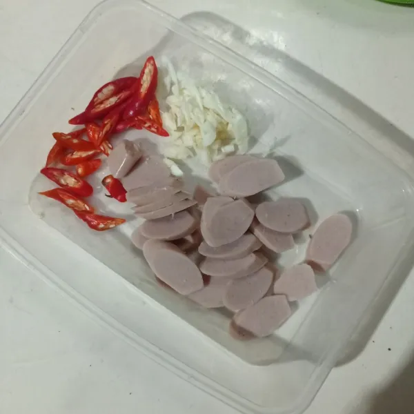 Iris sosis dan cabe, cincang juga bawang putih.