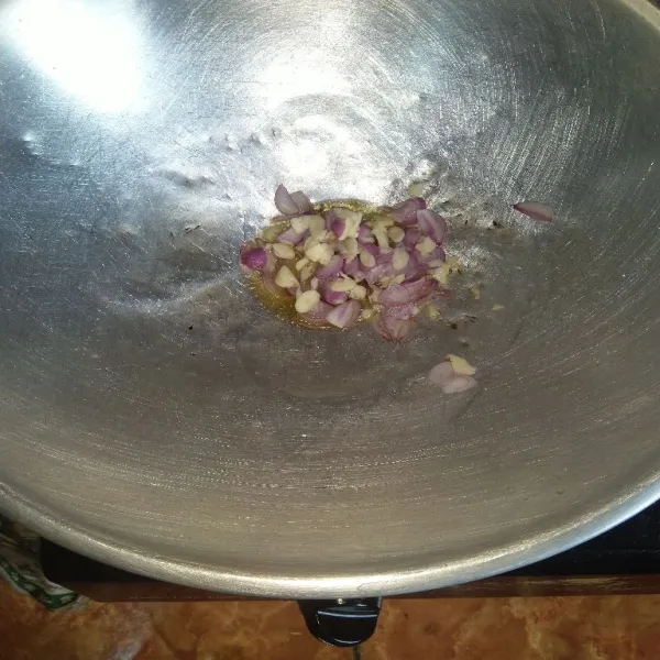 Panaskan sedikit minyak, tumis bawang merah dan bawang putih sampai harum.