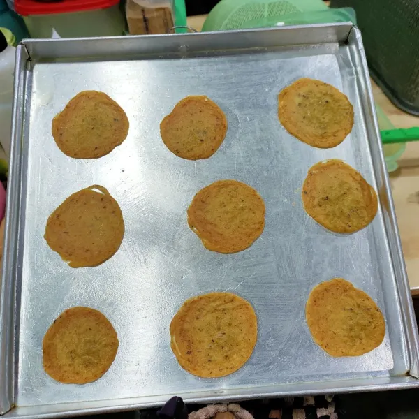 Jika sudah berwarna coklat matikan api. Angkat dari loyang. Akan sangat mudah dikeluarkan dari loyang