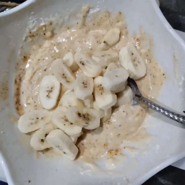 Masukkan pisang, aduk kembali hingga tercampur rata.