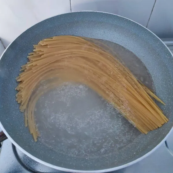 Rebus spaghetti di air mendidih yang sudah diberi minyak dan garam hingga aldente (selama 10 menit). Tiriskan.