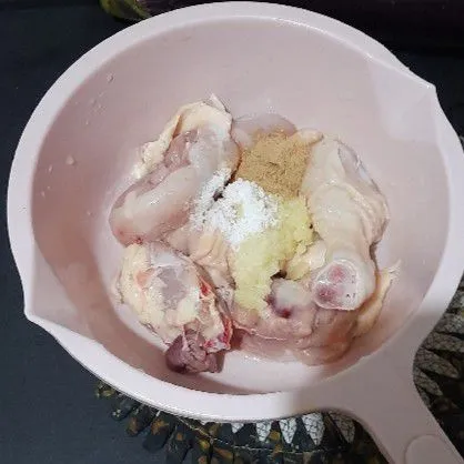 Marinasi ayam bersama dengan bawang putih garam dan kaldu bubuk.