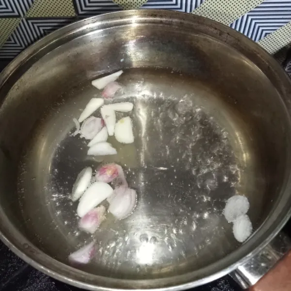 Rebus air dan tambahkan irisan bawang merah dan bawang putih.