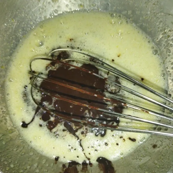 Kocok telur dan gula halus hingga gulanya larut, lalu masukkan campuran coklat dcc yang tadi sudah dilelehkan, aduk rata.