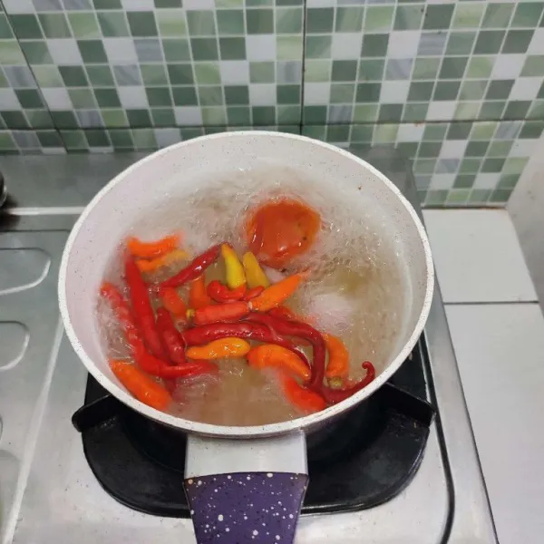 Rebus cabe merah, tomat merah dan bawang merah hingga layu, kemudian tiriskan.