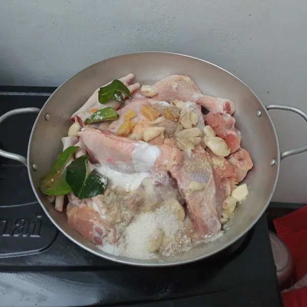 Cuci ayam lalu masukkan ke dalam panci beserta bahan lainnya.