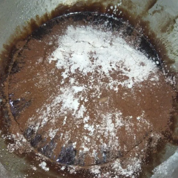 Lalu masukkan tepung terigu dan coklat bubuk, sambil disaring, aduk hingga semua bahasa tercampur rata.