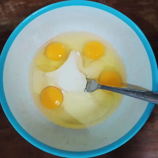 Encerkan tepung terigu dan air lalu masukkan ke dalam mangkuk berisi telur. Bumbui lada, garam dan kaldu bubuk lalu kocok rata.