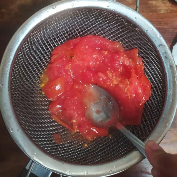Rebus tomat sampai empuk, tiriskan, lalu hancurkan sambil disaring. Sisihkan.
