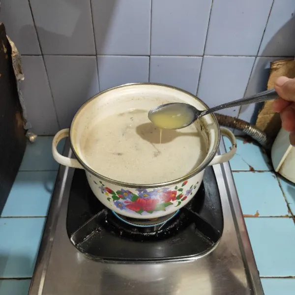 Tuang santan dan krimer kental manis. Masak hingga mendidih.