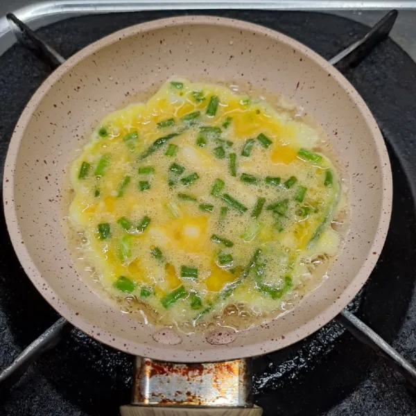 Panaskan teflon dengan minyak goreng secukupnya. Tuang adonan telur, masak sampai matang di kedua sisi. Angkat dan sisihkan.