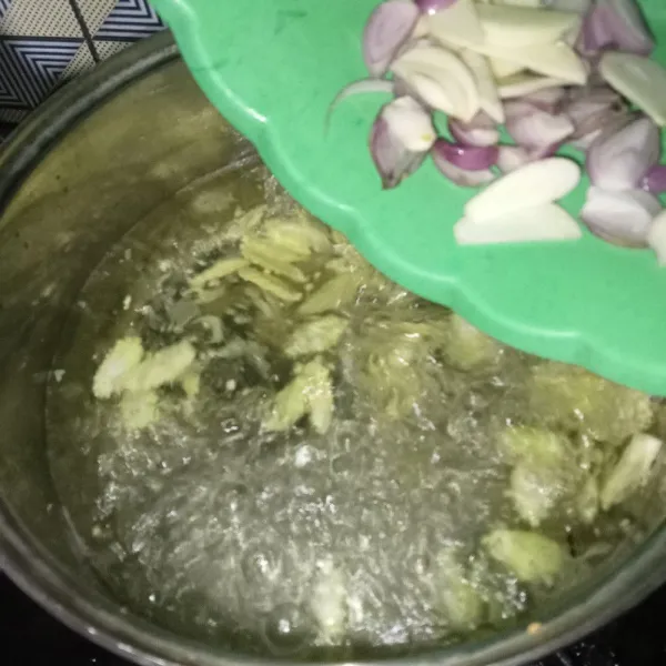 Tambahkan irisan bawang merah dan bawang putih.