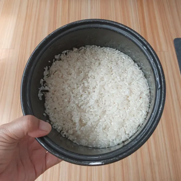 Cuci beras hingga bersih.