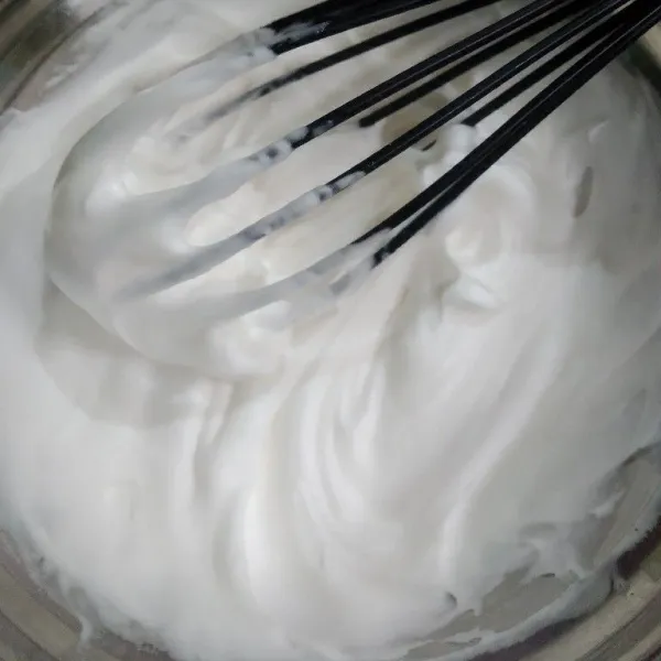 Kocok bubuk whip cream dan air es hingga kaku, masukkan ke dalam paping bag, sisihkan.