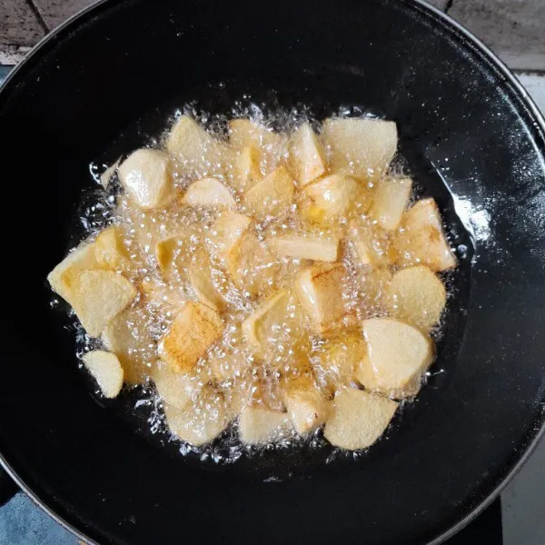 Cuci bersih kentang, potong-potong, dan goreng hingga matang, tiriskan.
