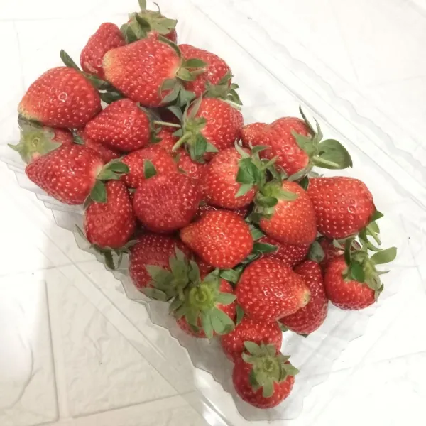 Cuci bersih strawberry.