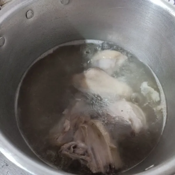 Rebus ayam sampai matang.