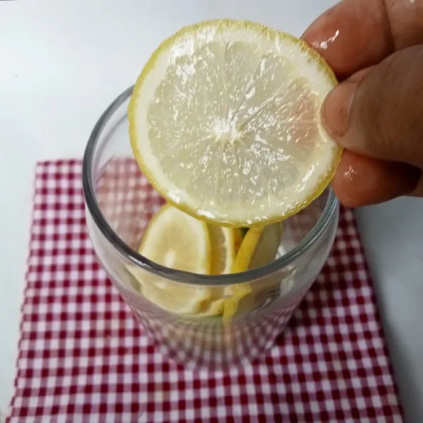 Masukkan juga irisan lemon.