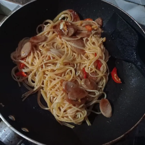 Terakhir masukkan spaghetti, aduk sampai rata, koreksi rasanya, beri taburan parsley flakes siap disajikan!