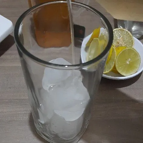 Siapkan gelas masukkan es batu dan simpel sirup.