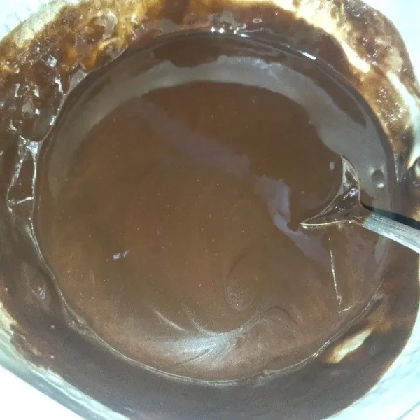 Masak coklat dcc, butter dan minyak goreng dengan cara di tim, aduk-aduk hingga meleleh, lalu angkat.